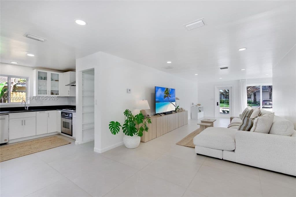 2+1 Müstakil ev — 617 SW 5th Ave