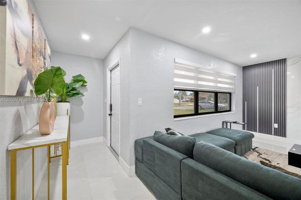6-bedroom Single-Family Home — 14760 S Spur Dr