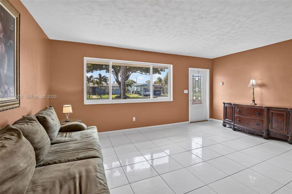 5+1 Müstakil ev — 130 NW 78th Ave