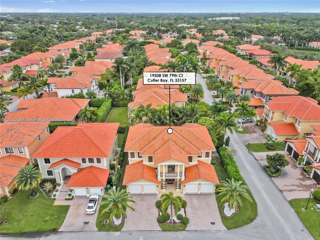 5+1 Müstakil ev — 19508 SW 79th Ct