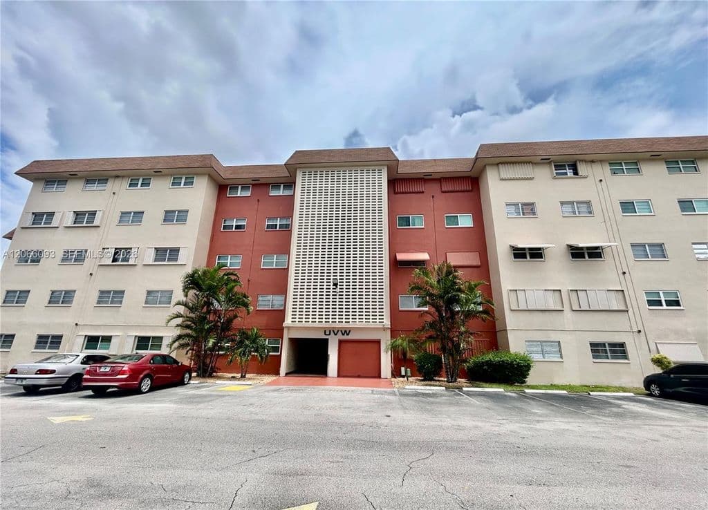 2-bedroom Condo — 5300 Washington St APT U503