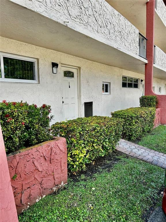 1-bedroom Condo — 411 S Hollybrook Dr APT 105