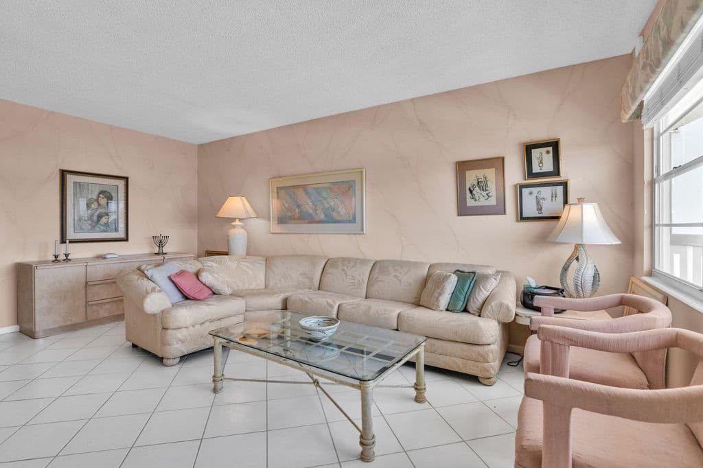 2-bedroom Condo — 4053 Wolverton C