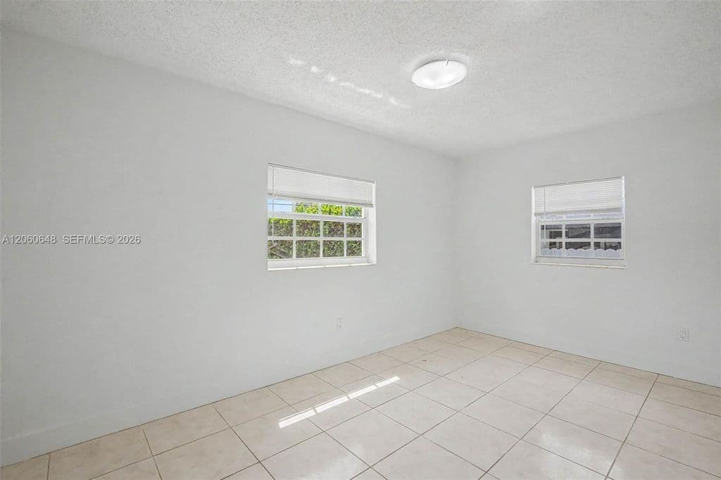 4+1 Müstakil ev — 5360 W 2nd Ave
