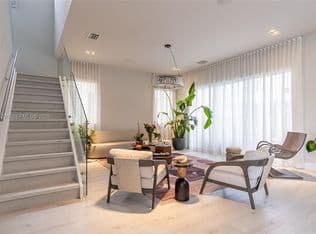 5+1 Müstakil ev — 10043 NW 75th Ter, Doral, 33178