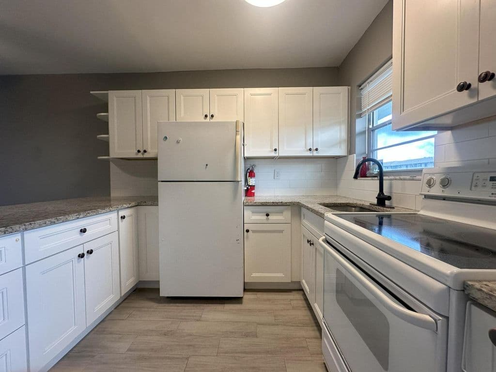 1+1 Condo — 1113 LAKE Terrace #107