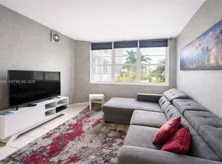 1-bedroom Condo — 100 Lincoln Rd #415, Miami Beach, 33139