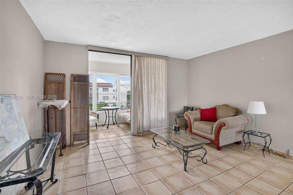 1+1 Condo — 2811 Somerset Dr APT 405