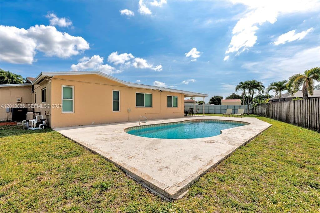 5+1 Müstakil ev — 1600 NW 120th Ave
