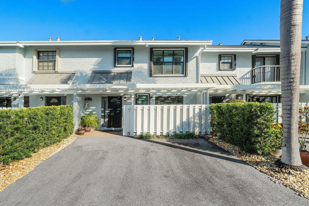 2-bedroom Property — 611 NE 12th Terrace #2
