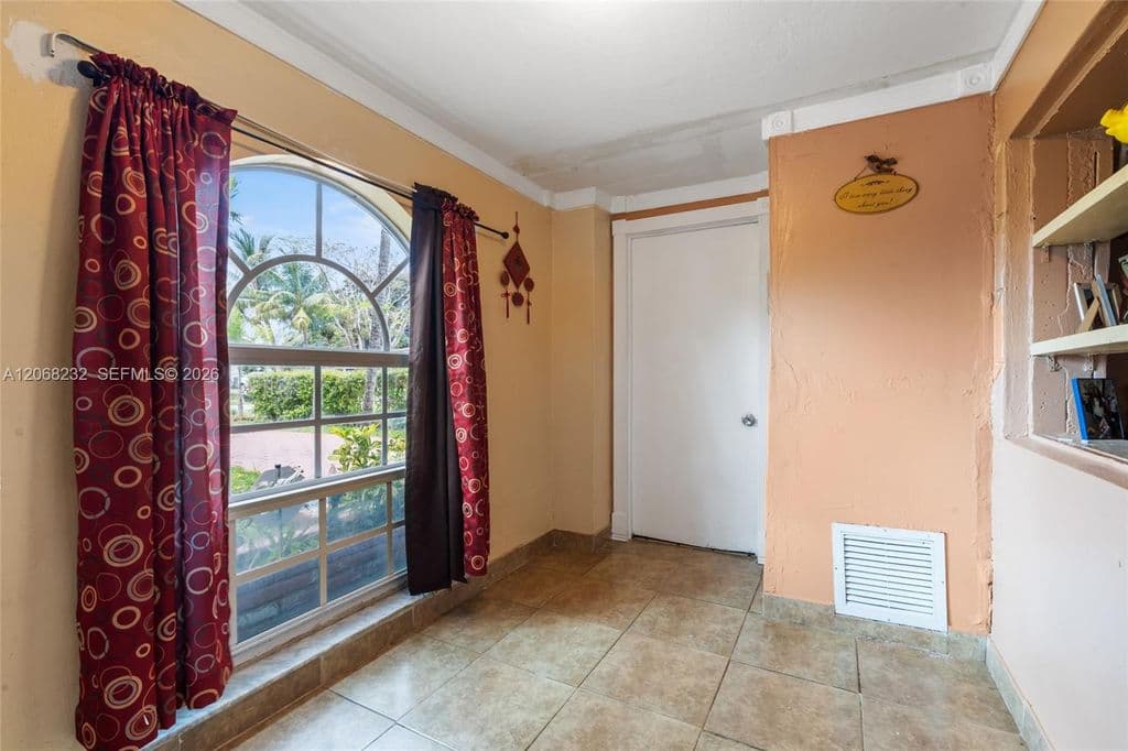 3+1 Müstakil ev — 1223 NE 182nd St