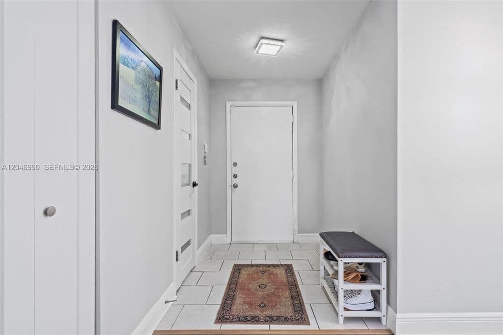 2+1 Mülk — 801 NE 27th Ave