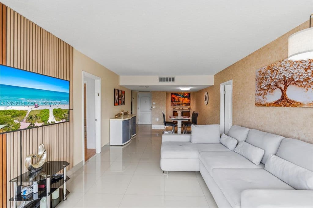 2+1 Condo — 3625 N Country Club Dr APT 402