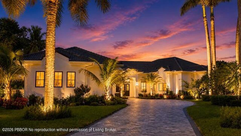 5-bedroom Single-Family Home — 2525 Seminole Cir