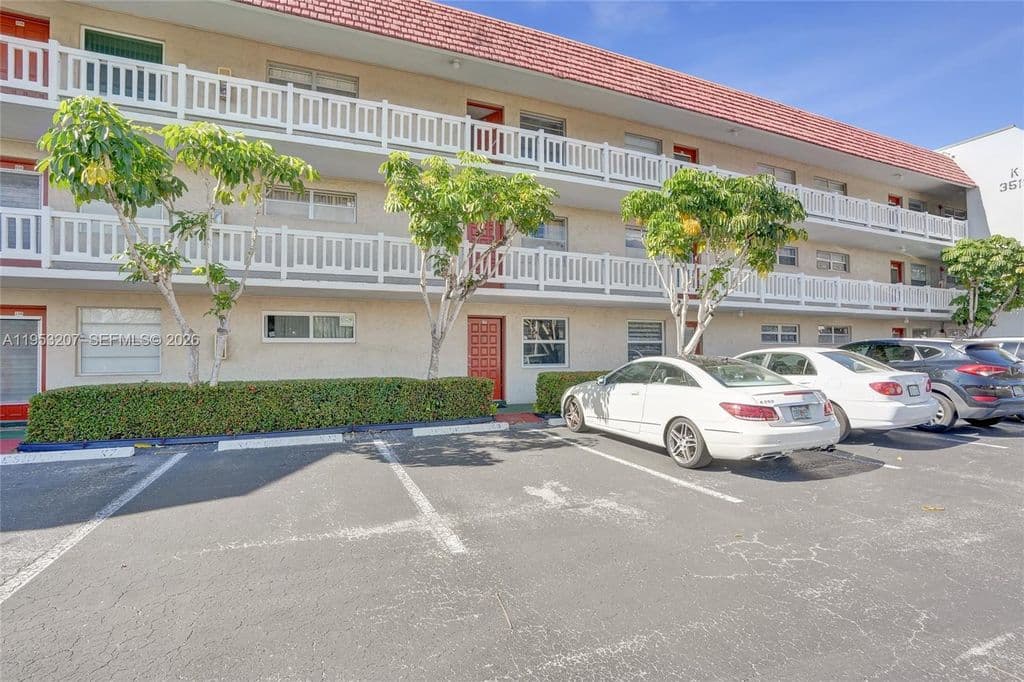 2-bedroom Condo — 3511 Inverrary Dr APT 107