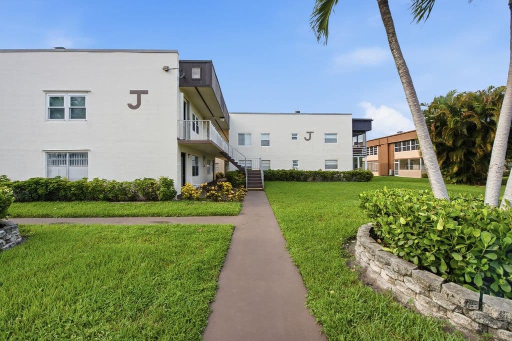 1+1 Condo — 479 Burgundy J
