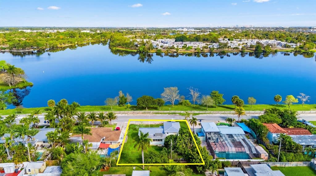 3-bedroom Single-Family Home — 5160 Lake Osborne Drive