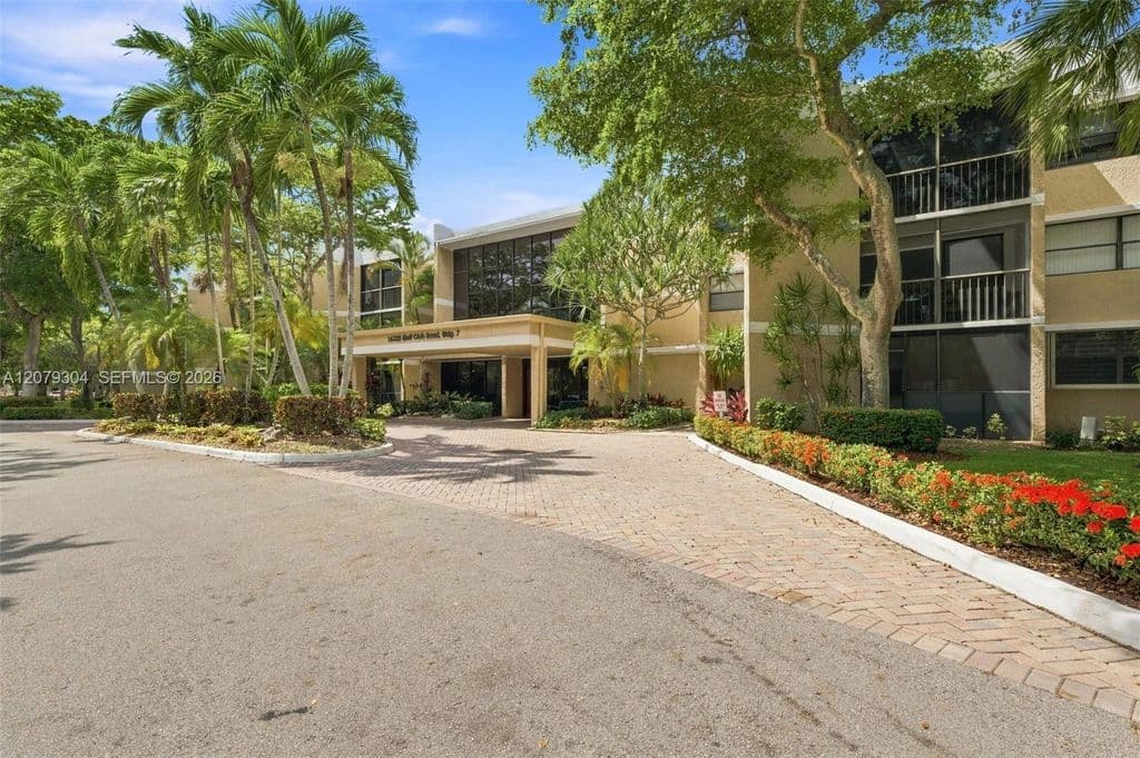 2-bedroom Condo — 16325 Golf Club Rd APT 104