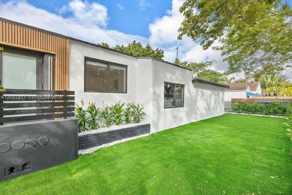 3+1 Müstakil ev — 501 NW 46th St