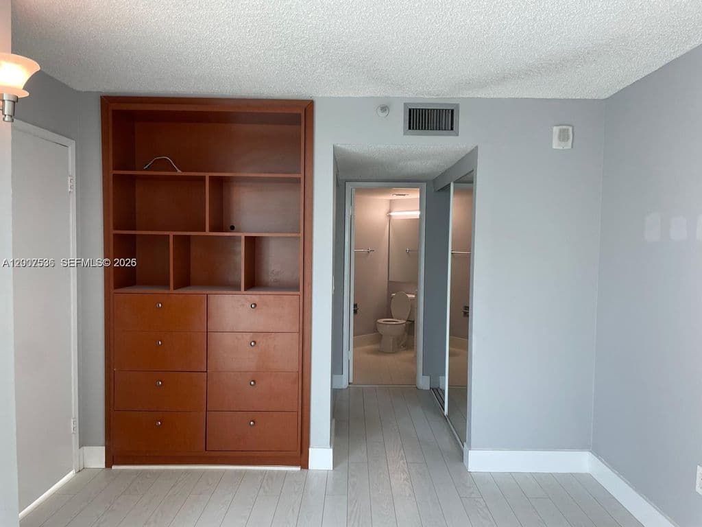 1+1 Condo — 5880 Collins Ave APT 1006