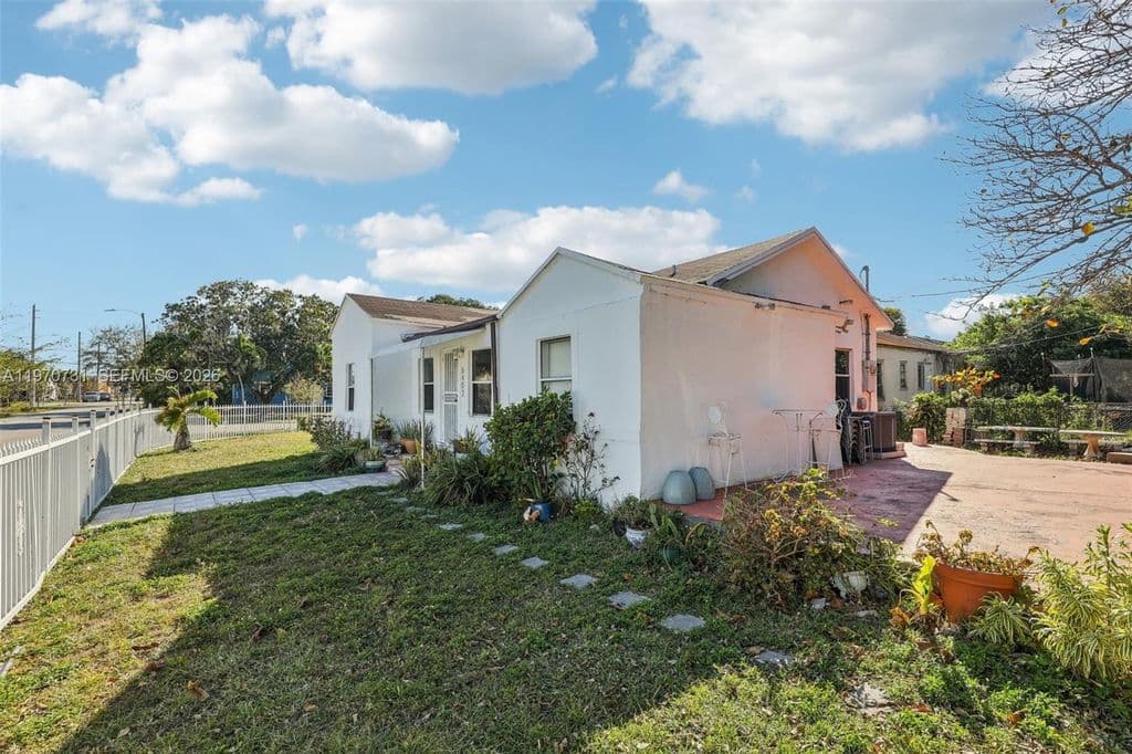 4+1 Müstakil ev — 6402 NW 8th Ave