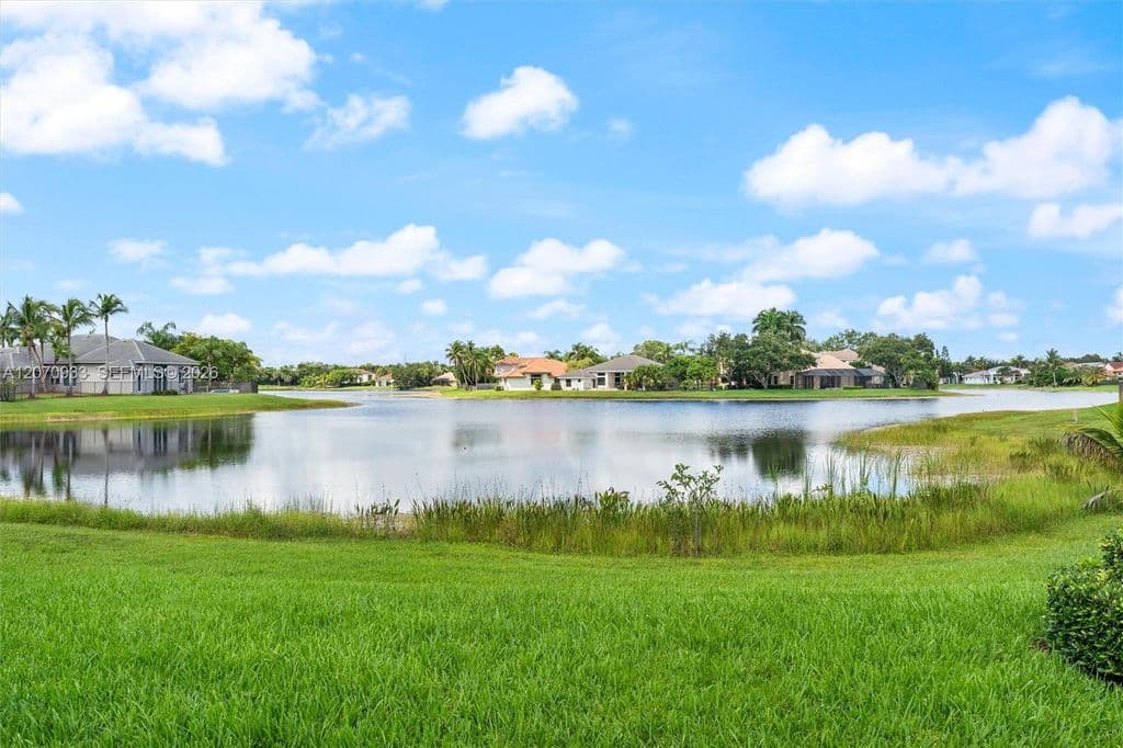 4-bedroom Single-Family Home — 2733 Meadowood Dr