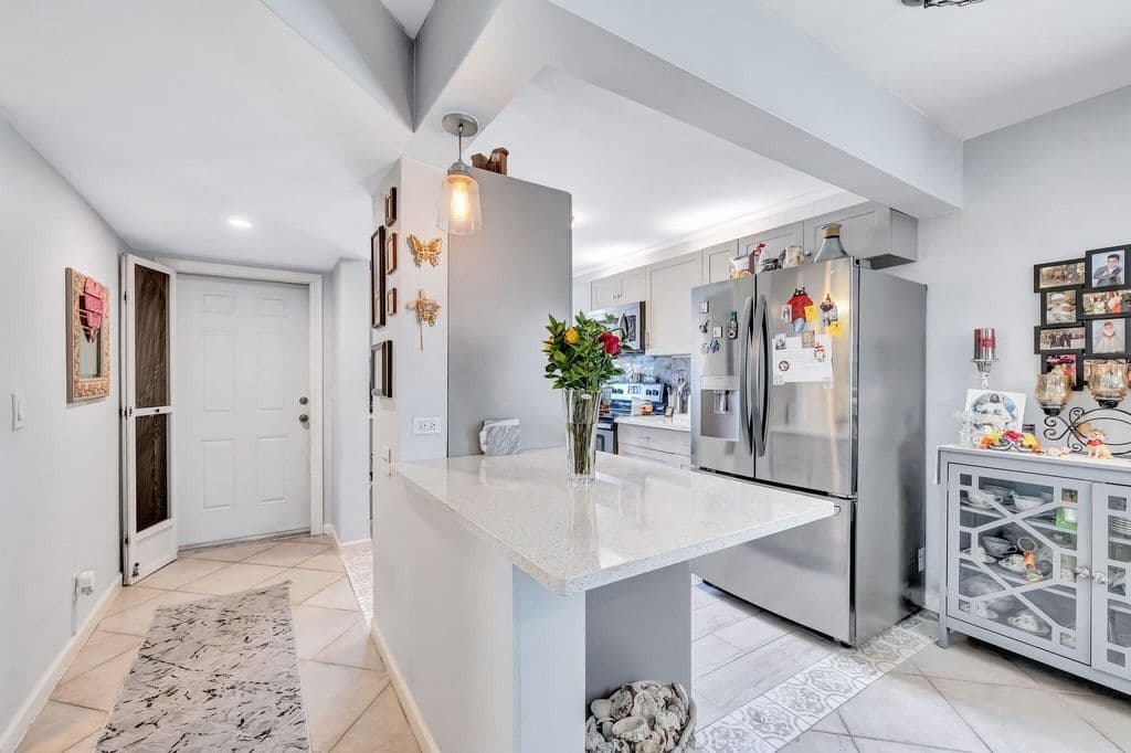 2+1 Condo — 305 CONGRESSIONAL Way