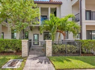 3-bedroom Townhouse — 4691 NW 83rd Pkwy, Doral, 33166