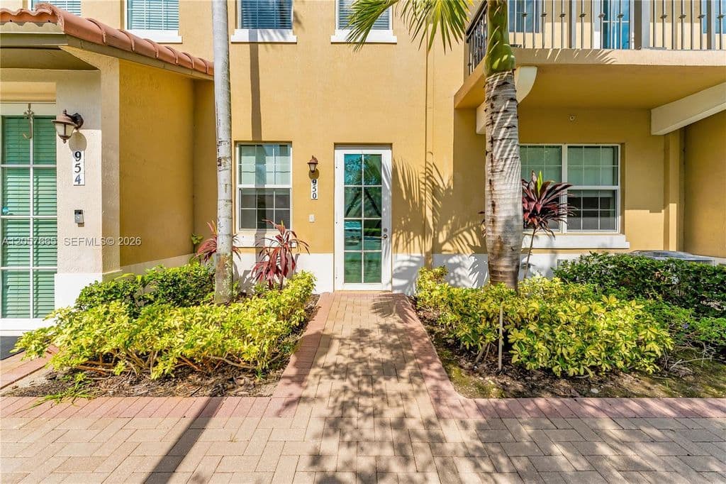 3-bedroom Condo — 950 SW 147th Ave #2611