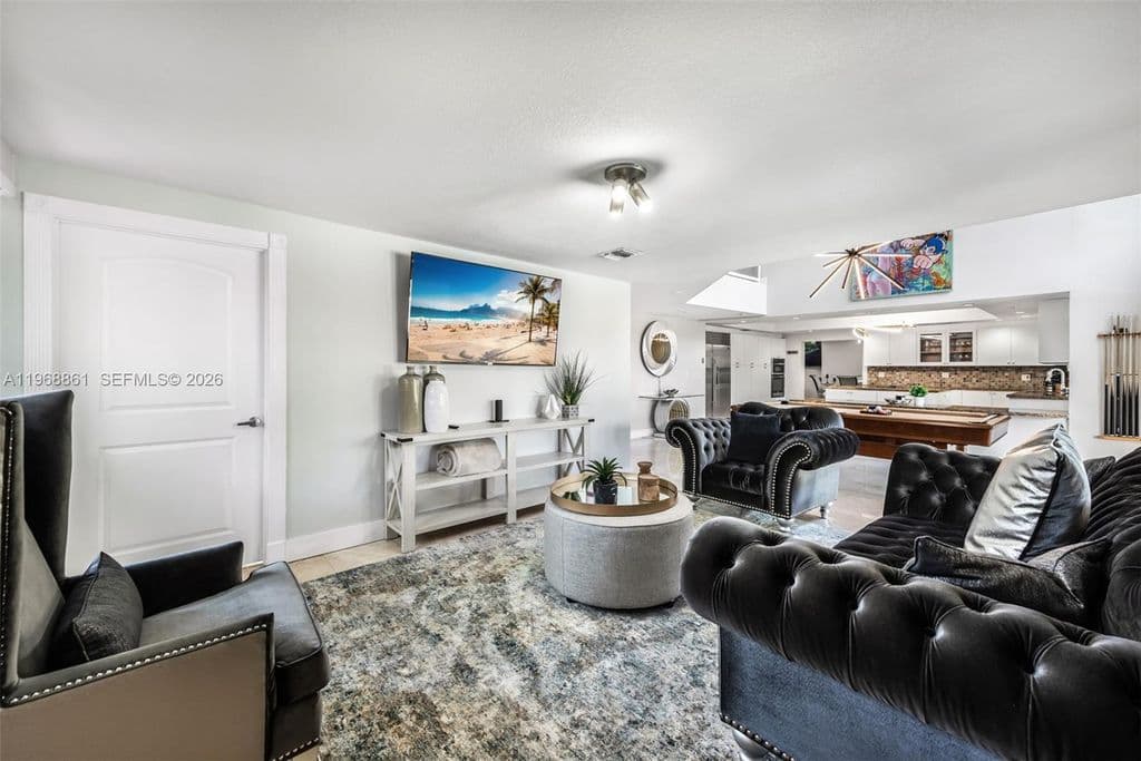 5+1 Müstakil ev — 1173 NE 104th St