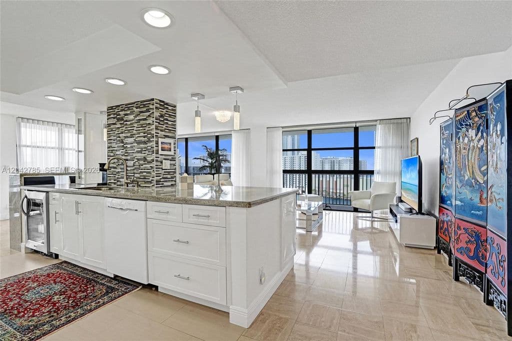 2-bedroom Condo — 400 Leslie Dr #Penthouse 1110