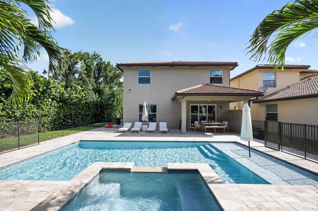 5-bedroom Single-Family Home — 7050 Limestone Cay Road