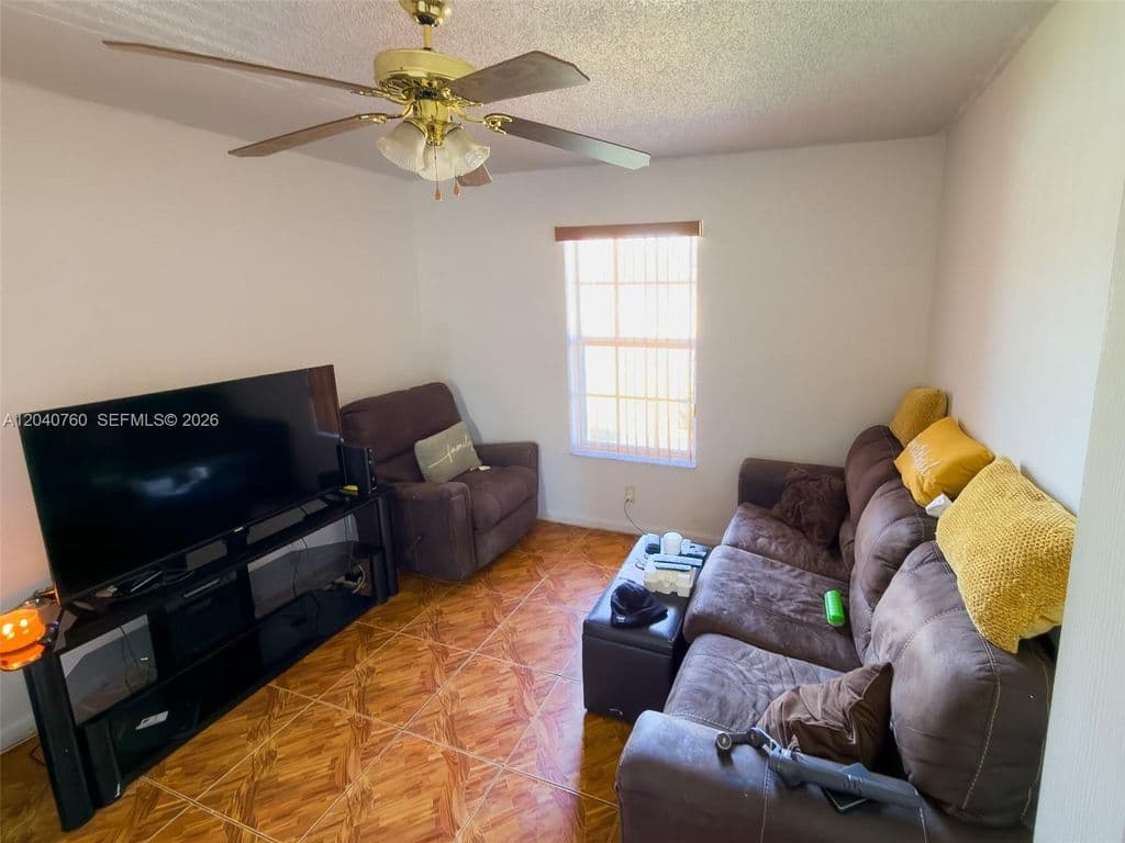 4+1 Müstakil ev — 19251 NW 33rd Ave