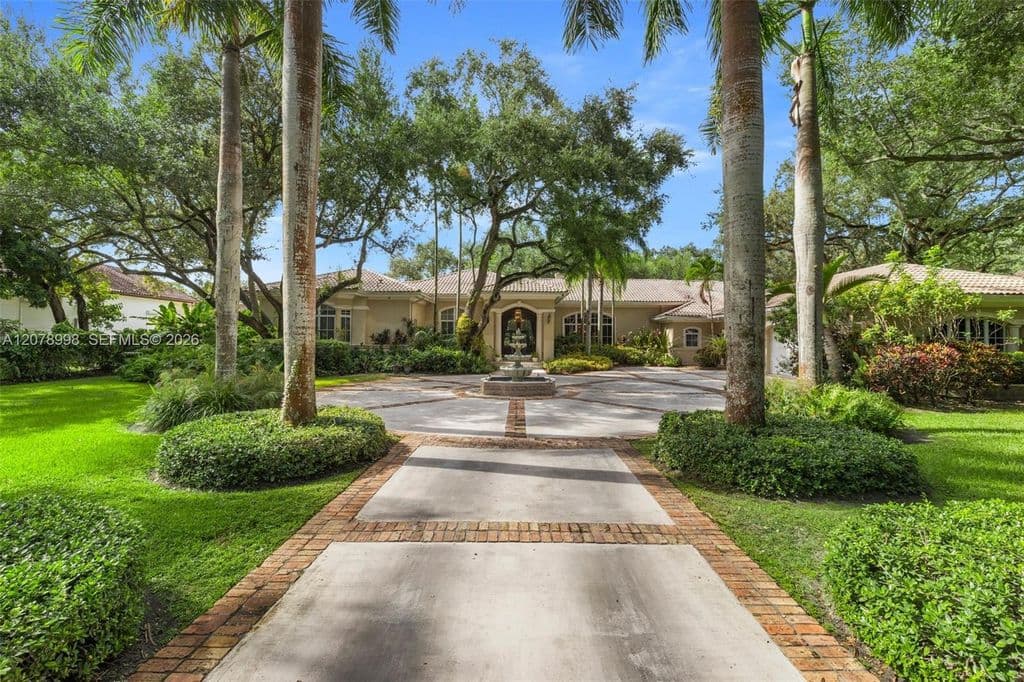 5+1 Müstakil ev — 8430 SW 98th St