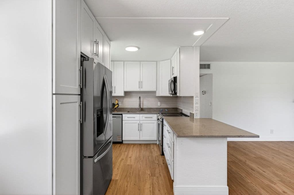 2-bedroom Condo — 221 Waterford #J