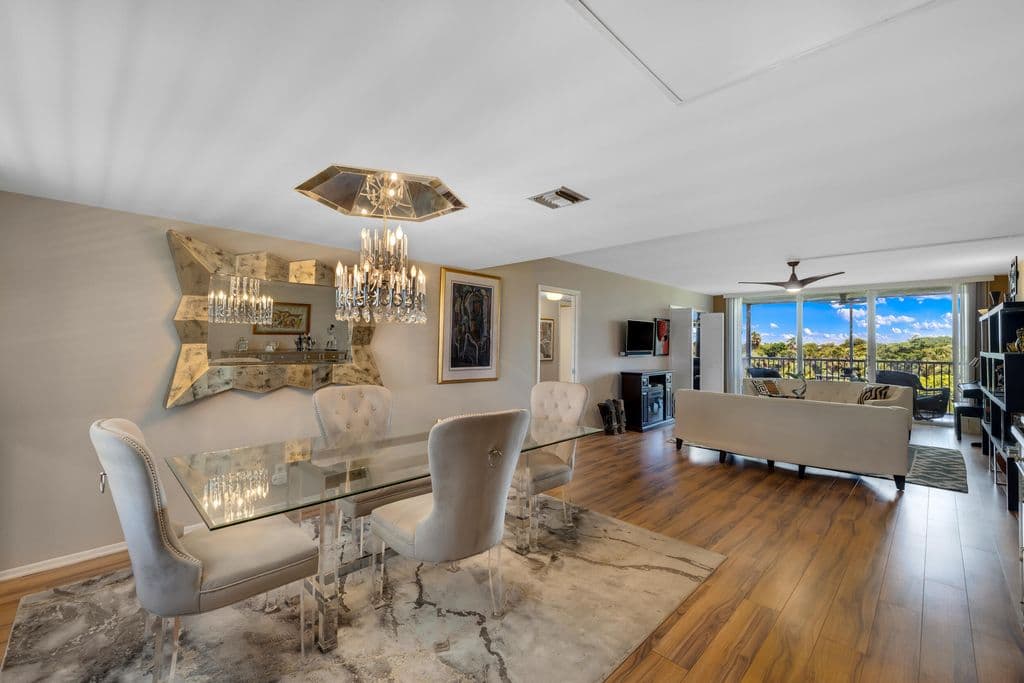 3-bedroom Condo — 3960 Oaks Clubhouse Drive #504