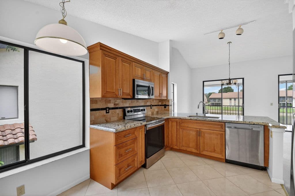 3+1 Condo — 10231 N Circle Lake Drive #201