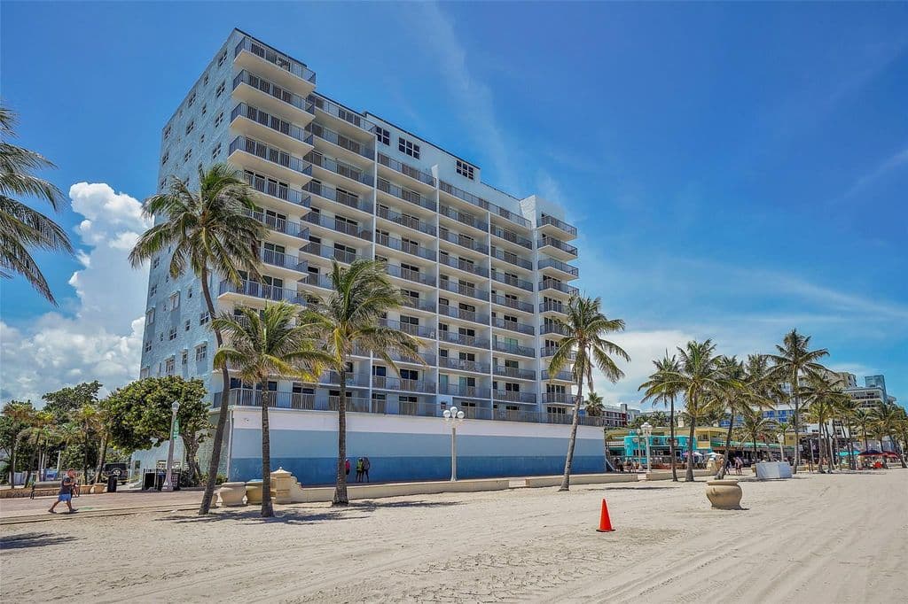 1+1 Condo — 400 N Surf Road #703