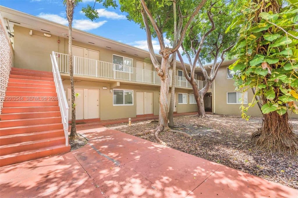 1+1 Condo — 6330 SW 79th St APT 2