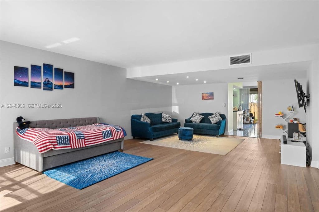 2+1 Mülk — 801 NE 27th Ave