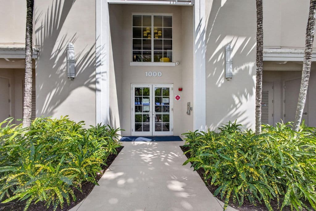 2+1 Condo — 1013 BAY COLONY Drive S