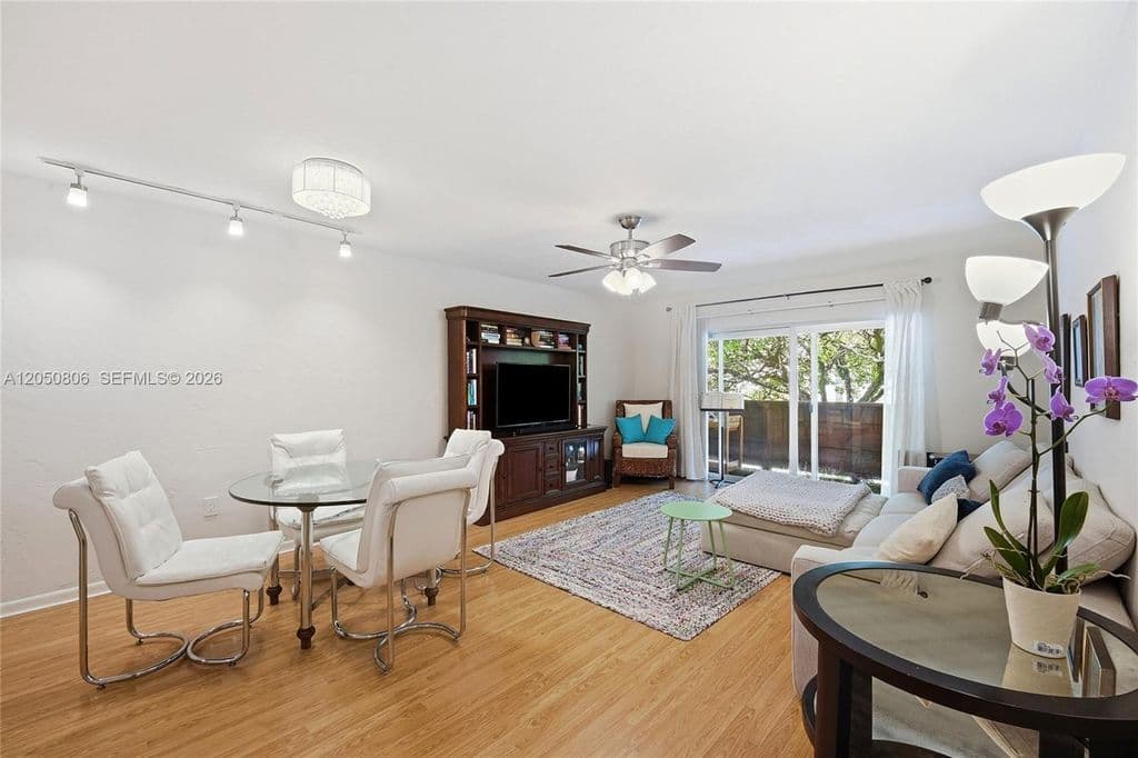 1+1 Condo — 1205 Mariposa Ave APT 403