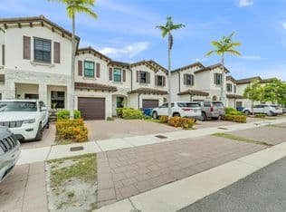 3-bedroom Townhouse — 23142 SW 127th Pl, Miami, 33170