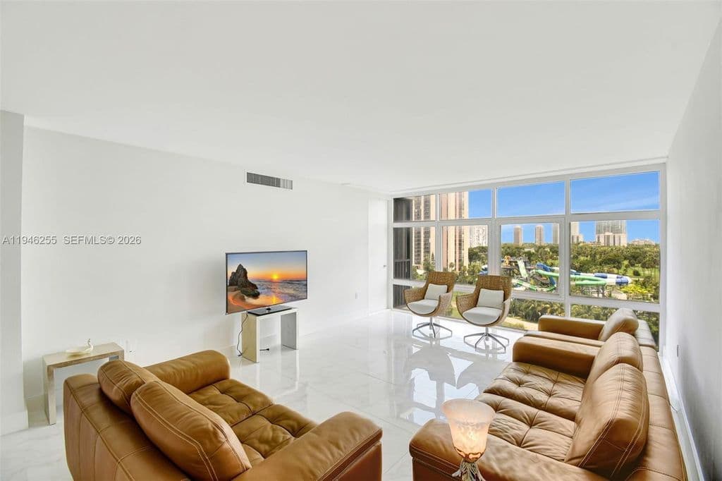 2+1 Condo — 20100 W Country Club Dr APT 1005