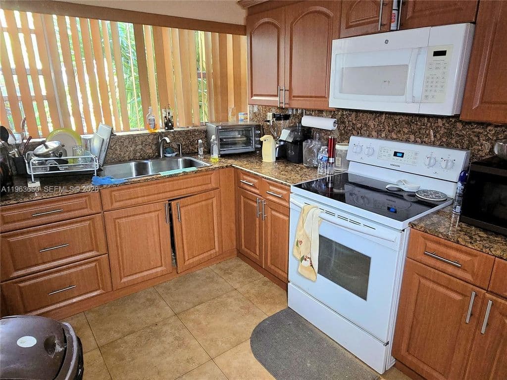 2-bedroom Condo — 940 NE 199th St APT 114