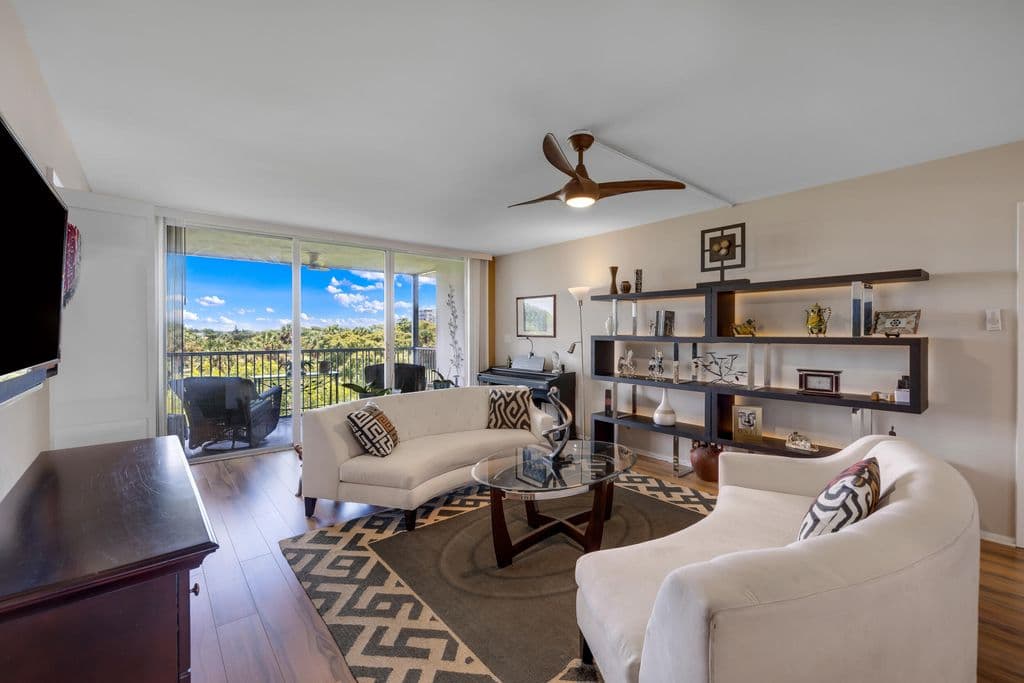 3-bedroom Condo — 3960 Oaks Clubhouse Drive #504