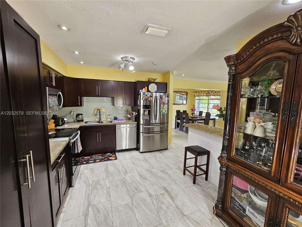 4+1 Müstakil ev — 7470 Polk St