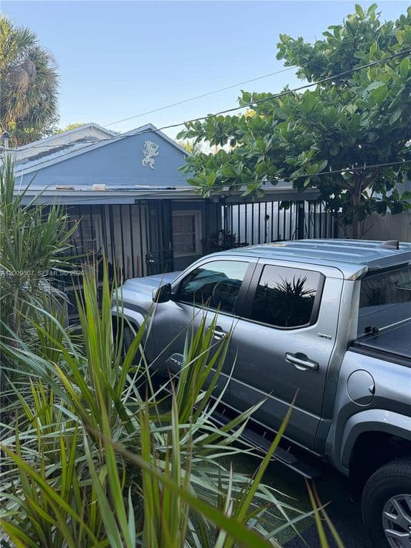 6-bedroom Property — 1111 NW 26th St