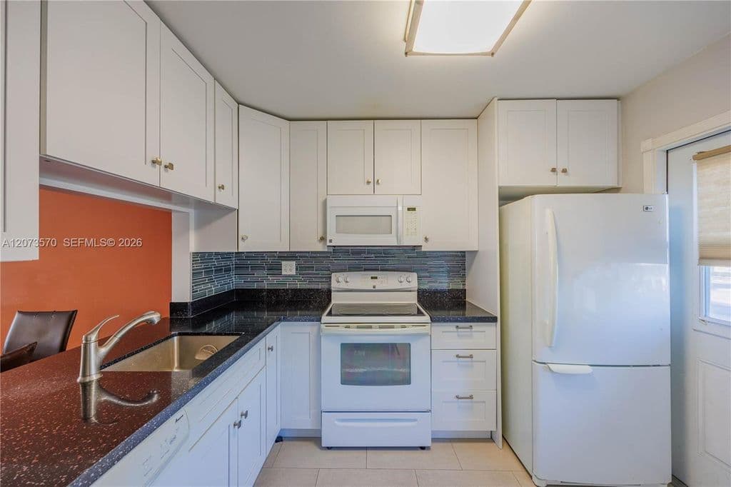 1+1 Condo — 2300 Park Ln APT 203