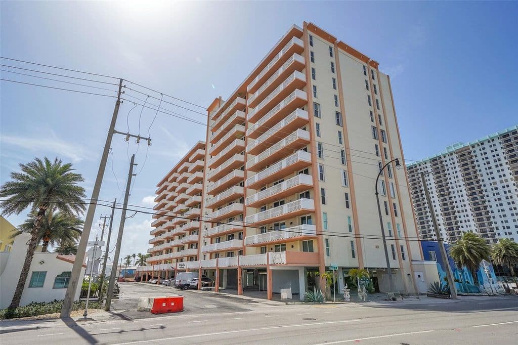 1+1 Condo — 801 S Ocean Drive #605